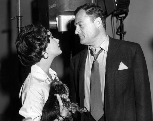 CAT ON A HOT TIN ROOF, Elizabeth Taylor, Mike Todd on set, 1958 Courtesy Everett Collection !ACHTUNG AUFNAHMEDATUM GESCHÃ„TZT! PUBLICATIONXNOTxINxCANxCHNxFRAxITAxJPNxNORxPOLxRUSxESPxUKxUSA Copyright: xCourtesyxEverettxCollectionx PBDMITO EC005