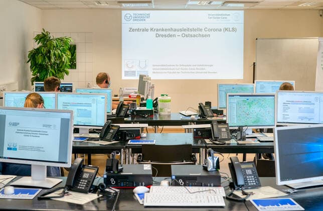 Krankenhausleitstelle Corona Disponenten sitzen in der neuen Krankenhausleitstelle Corona im Uniklinikum Dresden und koordiniert Anrufe von Patienten. Das Uniklinikum Dresden hat im Auftrag vom Freistaat Sachsen eine Zentrale Krankenhausleitstelle Corona Dresden Ostsachsen eingerichtet. Damit soll sichergestellt werden, dass schwer erkrankte Patienten mit bestätigter COVID-19-Infektion oder deutlichen Anzeichen dafür, den Notwendigkeiten entsprechend stationär versorgt werden. Die neue Krankenhausleitstelle arbeitet mit allen Krankenhäusern der Region zusammen, die aktuell insgesamt 6.334 Betten darunter 288 Intensivbetten gemeldet haben. Auch die zwei Integrierten Regionalleitstellen Dresden und Ostsachsen sowie alle Ärztlichen Leiter der Rettungsdienste sind in das zentrale Vergabesystem voll integriert. Damit wird