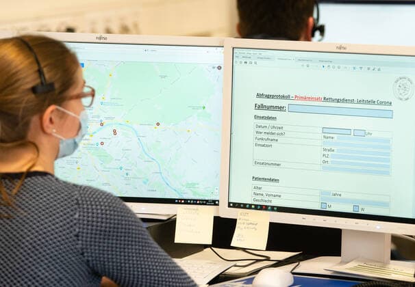 Krankenhausleitstelle Corona Eine Disponentin sitzt in der neuen Krankenhausleitstelle Corona im Uniklinikum Dresden und koordiniert Anrufe von Patienten. Das Uniklinikum Dresden hat im Auftrag vom Freistaat Sachsen eine Zentrale Krankenhausleitstelle Corona Dresden Ostsachsen eingerichtet. Damit soll sichergestellt werden, dass schwer erkrankte Patienten mit bestätigter COVID-19-Infektion oder deutlichen Anzeichen dafür, den Notwendigkeiten entsprechend stationär versorgt werden. Die neue Krankenhausleitstelle arbeitet mit allen Krankenhäusern der Region zusammen, die aktuell insgesamt 6.334 Betten darunter 288 Intensivbetten gemeldet haben. Auch die zwei Integrierten Regionalleitstellen Dresden und Ostsachsen sowie alle Ärztlichen Leiter der Rettungsdienste sind in das zentrale Vergabesystem voll integriert. Damit