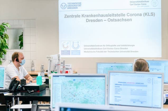 Krankenhausleitstelle Corona Disponenten sitzen in der neuen Krankenhausleitstelle Corona im Uniklinikum Dresden und koordiniert Anrufe von Patienten. Das Uniklinikum Dresden hat im Auftrag vom Freistaat Sachsen eine Zentrale Krankenhausleitstelle Corona Dresden Ostsachsen eingerichtet. Damit soll sichergestellt werden, dass schwer erkrankte Patienten mit bestätigter COVID-19-Infektion oder deutlichen Anzeichen dafür, den Notwendigkeiten entsprechend stationär versorgt werden. Die neue Krankenhausleitstelle arbeitet mit allen Krankenhäusern der Region zusammen, die aktuell insgesamt 6.334 Betten darunter 288 Intensivbetten gemeldet haben. Auch die zwei Integrierten Regionalleitstellen Dresden und Ostsachsen sowie alle Ärztlichen Leiter der Rettungsdienste sind in das zentrale Vergabesystem voll integriert. Damit wird