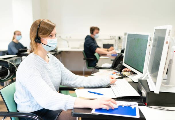 Krankenhausleitstelle Corona Eine Disponentin sitzt in der neuen Krankenhausleitstelle Corona im Uniklinikum Dresden und koordiniert Anrufe von Patienten. Das Uniklinikum Dresden hat im Auftrag vom Freistaat Sachsen eine Zentrale Krankenhausleitstelle Corona Dresden Ostsachsen eingerichtet. Damit soll sichergestellt werden, dass schwer erkrankte Patienten mit bestätigter COVID-19-Infektion oder deutlichen Anzeichen dafür, den Notwendigkeiten entsprechend stationär versorgt werden. Die neue Krankenhausleitstelle arbeitet mit allen Krankenhäusern der Region zusammen, die aktuell insgesamt 6.334 Betten darunter 288 Intensivbetten gemeldet haben. Auch die zwei Integrierten Regionalleitstellen Dresden und Ostsachsen sowie alle Ärztlichen Leiter der Rettungsdienste sind in das zentrale Vergabesystem voll integriert. Damit