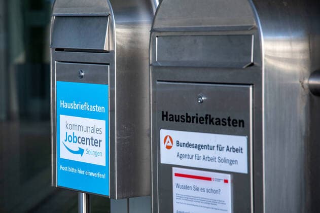 Mailboxes of the municipal job centre and the Employment Agency in front of the building of the Employment Agency and the municipal job centre in Solingen Topic picture, symbol picture, Employment Agency, Employment Office, municipal job centre, Solingen, 26 03 20 Solingen NRW Germany Employment Agency Copyright: xdnet_cdnx