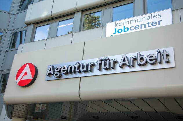 Logo and lettering of the municipal job centre and the Employment Agency on the façade of the building of the Employment Agency Topic picture, symbol picture, signs municipal job centre, Employment Agency, Employment Office, 26 03 20 Solingen NRW Germany Employment Agency Copyright: xdnet_cdnx