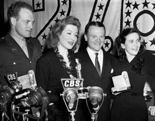OSCARS. Beste Nebendarstellerin. PreistrÃ¤gerinnen 1941-1950 OSCARS. Bester Nebendarsteller. PreistrÃ¤ger 1941-1950 1942: VAN HEFLIN Best Supporting Actor, JOHNNY EAGER , GREER GARSON Best Actress, MRS. MINIVER , JAMES CAGNEY Best Actor, YANKEE DOODLE DANDY and TERESA WRIGHT Best Supporting Actress, MRS. MINIVER , 3 4 43 Courtesy Everett Collection !ACHTUNG AUFNAHMEDATUM GESCHÃ„TZT! PUBLICATIONXNOTxINxCANxCHNxFRAxITAxJPNxNORxPOLxRUSxESPxUKxUSA Copyright: xCourtesyxEverettxCollectionx SBDOSPI EC095