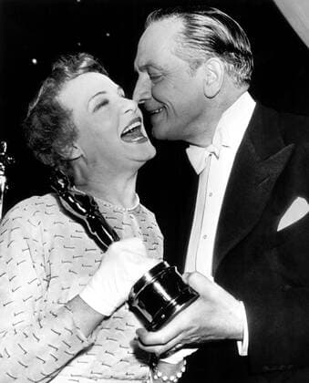 OSCARS. Beste Hauptdarstellerin. PreistrÃ¤gerinnen 1951-1960 1952: Best Actress SHIRLEY BOOTH Come Back, Little Sheba gets a congratulatory kiss from presenter FREDRIC MARCH, 3 19 53 Courtesy Everett Collection !ACHTUNG AUFNAHMEDATUM GESCHÃ„TZT! PUBLICATIONXNOTxINxCANxCHNxFRAxITAxJPNxNORxPOLxRUSxESPxUKxUSA Copyright: xCourtesyxEverettxCollectionx SBDOSPI EC120