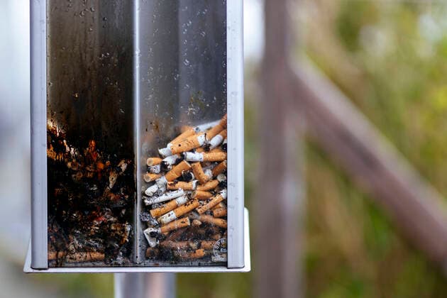 Tipping in an ashtray gives you an idea of what a smokers lung looks like Cologne, 26 03 2020 Foto:xC.xHardtx xFuturexImage
