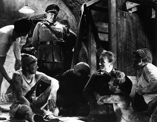 THE COLDITZ STORY, Denis Shaw (in uniform), looking back from left: Lionel Jeffries, John Mills, Bryan Forbes, Theodore Bikel, 1955, tcs1955jm-fsct004(tcs1955jm-fsct004) Courtesy Everett Collection !ACHTUNG AUFNAHMEDATUM GESCHÃ„TZT! PUBLICATIONXNOTxINxCANxCHNxFRAxITAxJPNxNORxPOLxRUSxESPxUKxUSA Copyright: xCourtesyxEverettxCollectionx SIJA002 EC162