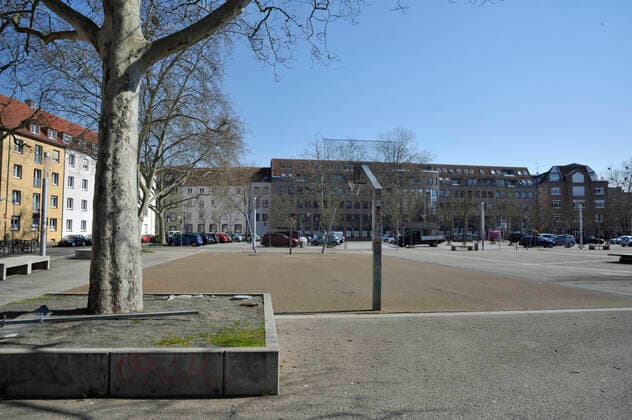 In the Corona crisis, the city of Saarbrücken is also on Thursday 26 3 2020 as extinct The exit restrictions mean that most people stay at home The Landwehrplatz bub