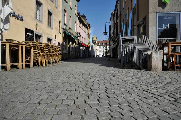 In the Corona crisis, the city of Saarbrücken is as extinct as ever on Thursday 26 3 2020 The exit restrictions mean that most people stay at home On the St Johanner MArkt bub