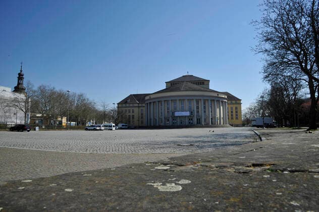 In the Corona crisis the city of Saarbrücken is also on Thursday 26 3 2020 as extinct The exit restrictions mean that most people stay at home At the Staatstheater bub
