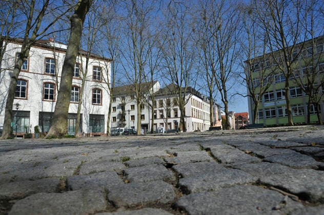 In the Corona crisis, the city of Saarbrücken is also as if it were extinct on Thursday 26 3 2020 The exit restrictions mean that most people stay at home At MAx Ophüls Platzr bub