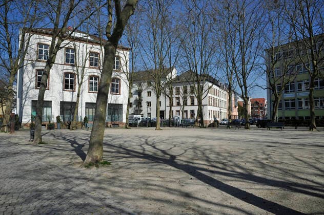 In the Corona crisis, the city of Saarbrücken is also as if it were extinct on Thursday 26 3 2020 The exit restrictions mean that most people stay at home At MAx Ophüls Platzr bub