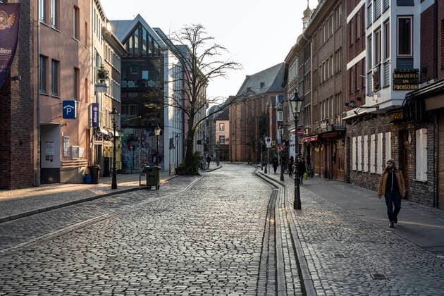 Old town Düsseldorf, the Ratinger Straße with the most popular pubs, without people