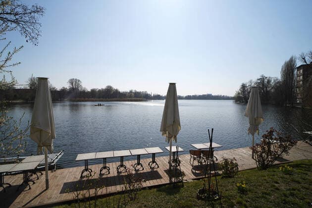 26 03 2020,Berlin,Germany,GER,the city in times of the corona pandemic, Eiswerder,a cafe is closed View of the Havel