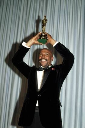 OSCARS. Bester Nebendarsteller. PreistrÃ¤ger 1981-1990 1982: LOUIS GOSSETT, JR. holds his Best Supporting Actor Oscar for AN OFFICER AND A GENTLEMAN, 1983 Courtesy Everett Collection !ACHTUNG AUFNAHMEDATUM GESCHÃ„TZT! PUBLICATIONXNOTxINxCANxCHNxFRAxITAxJPNxNORxPOLxRUSxESPxUKxUSA Copyright: xCourtesyxEverettxCollectionx SSDOSPI EC005