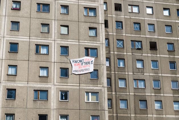 Declaration of solidarity for refugees in Berlin Mitte at the time of Covid 19 A banner in Berlin Mitte points out that many people on the run have no home where they can retreat to protect themselves and others from further spread of Covid 19 , Berlin Berlin Deutschland Mitte