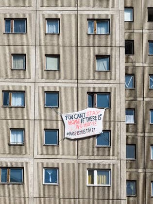 Declaration of solidarity for refugees in Berlin Mitte at the time of Covid 19 A banner in Berlin Mitte points out that many people on the run have no home where they can retreat to protect themselves and others from further spread of Covid 19 , Berlin Berlin Deutschland Mitte