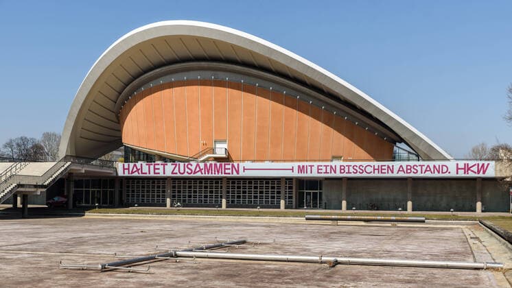 Bilder des Jahres 2020, News 03 März News Themen der Woche KW13 News Bilder des Tages Transparent am Haus der Kulturen der Welt zu Zeiten von Covid-19 Transparent am Haus der Kulturen der Welt ruft zu Zusammenhalt zu Zeiten von Covid-19 auf., Berlin Berlin Deutschland Mitte *** Transparent at the House of World Cultures at the time of Covid 19 Transparent at the House of World Cultures calls for cohesion at the time of Covid 19, Berlin Berlin Germany Central