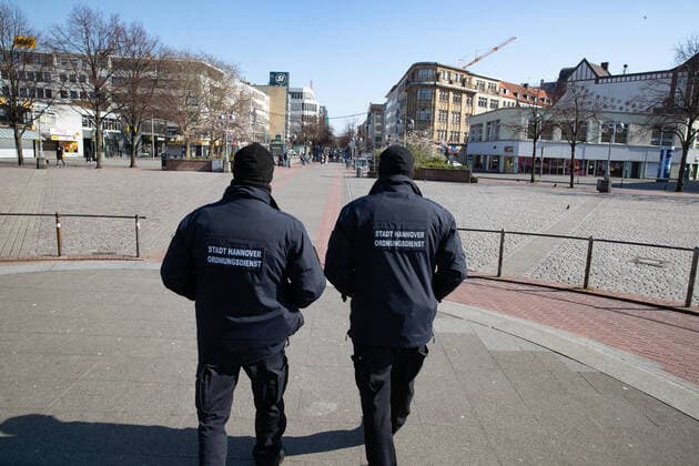 Hannover, 26 03 2020, Effects of the coronavirus, City refers, as here at the Steintor, Order Service of the City of Hannover on patrol,