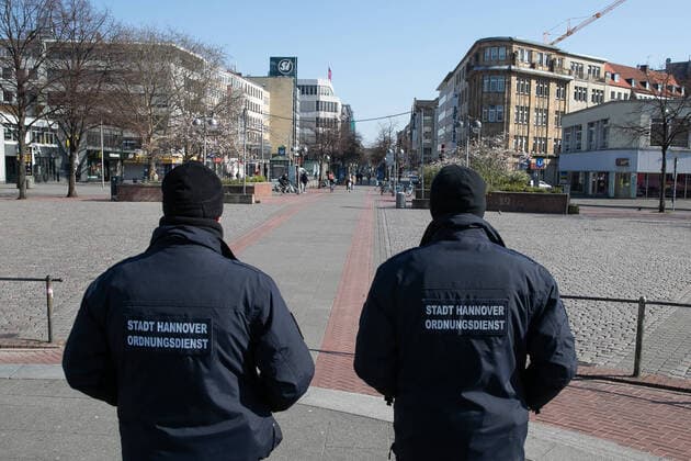Hannover, 26 03 2020, Effects of the coronavirus, City refers, as here at the Steintor, Order Service of the City of Hannover on patrol,