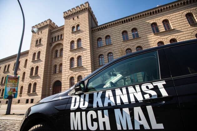 The motto You can kiss my ass in front of a car in front of the tax office Friedrichshain Kreuzberg in Berlin on 26 March 2020 To slow down the spread of the corona virus SARS CoV 2, the fed