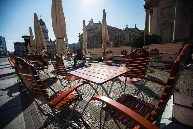 Empty chairs in a cafe at the Gendarmenmarkt in Berlin on 26 March 2020 To slow down the spread of the coronavirus SARS CoV 2, the federal and state governments decided to impose further restrictions after museums, theatres and ot