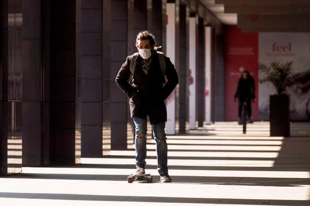 A man with a skate and a face mask in Berlin on 26 March 2020 To slow down the spread of the coronavirus SARS CoV 2, the federal and state governments decided to impose further restrictions after museums, theatres and other public places