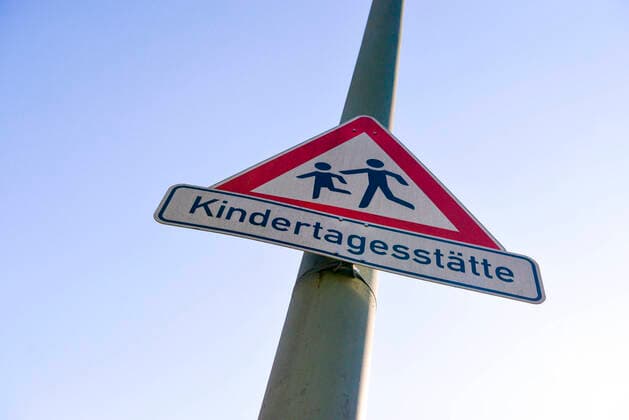 25 03 2020, xmbx, Corona covid 19 Childcare sign with the inscription Kindertagesstätte Especially the care of their children is difficult for many parents who now work in the home office Local, Hanau, MKK, Corona, Coronavirus, Covid 19, disinfection, epedemia, health, hygiene, disease, crisis, pandemic, virus, children, childcare, daycare, nursery, daycare, sign, closed, Hanau Hessen Germany DEU