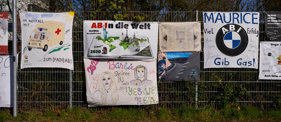 25 03 2020, xmbx, Corona covid 19 Education On one of the Abitur posters at a school in Hanau it says In case of emergency with ambulance for the subject Abi Local, Hanau, MKK, Virus, Pandemic, Corona, Coronavirus, Crisis, Covid 19, Instruction, School, Abitur, Examination, Emergency, Ambulance, Ambulance, Failure to attend lessons, failed, passed, Education, Education system, Health, Illness, Hanau Hessen Germany DE