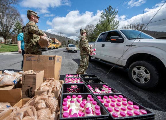 March 25, 2020, Lewisburg, WV, United States: West Virginia National Guard soldiers assist volunteers with the Greater Greenbrier Long Term Recovery Committee in preparing meals for more than 3,600 school-age students throughout Greenbrier County in support of COVID-19, coronavirus quarantine orders March 25, 2020 in Lewisburg, West Virginia. Lewisburg United States - ZUMAp138 20200325_zaa_p138_020 Copyright: xEdwinxL.xWriston UsxArmyx
