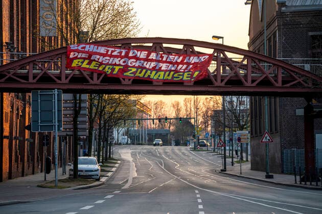 Grosses Banner calls on people to stay home, calls for solidarity, Altendorfer Strasse, Auswirkungen der Coronavirus Pandemie in Deutschland, Essen,