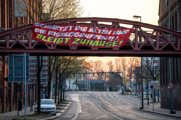 Grosses Banner calls on people to stay home, calls for solidarity, Altendorfer Strasse, Auswirkungen der Coronavirus Pandemie in Deutschland, Essen,