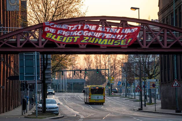 Grosses Banner calls on people to stay home, calls for solidarity, Altendorfer Strasse, Auswirkungen der Coronavirus Pandemie in Deutschland, Essen,