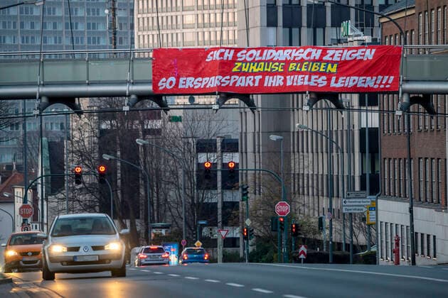 Big banner calls to stay at home, calls for solidarity, Alfredstrasse, B224, Effects of the Coronavirus Pandemic in Germany, Essen,
