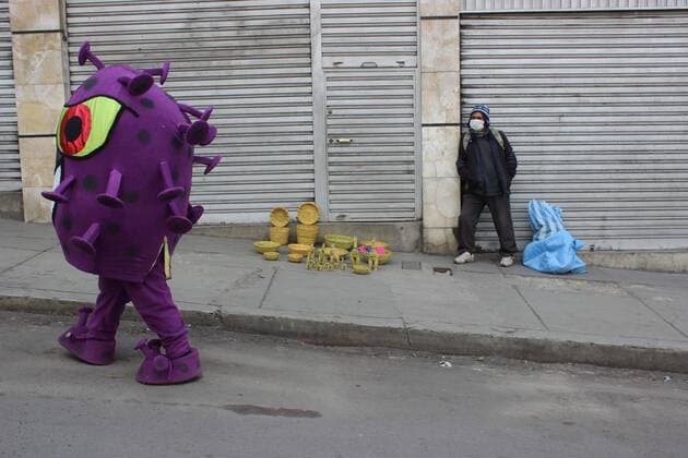 View of dolls of the police, representing coronavirus, in La Paz, Bolivia, 26 March 2020. One is phosphorescent yellow and the other purple, both have malicious smiles and, although they represent the fearsome coronavirus that has put the world in crisis, their mission is to help the Bolivian Police on the streets by raising awareness about the care that must be taken to avoid the virus. COVID-19 dolls, the original idea of the Bolivian Police !ACHTUNG: NUR REDAKTIONELLE NUTZUNG!  Copyright: xLuisxÁngelxReglerox AME8099 20200326-637208506832215593