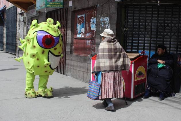News Bilder des Tages View of dolls of the police, representing coronavirus, in La Paz, Bolivia, 26 March 2020. One is phosphorescent yellow and the other purple, both have malicious smiles and, although they represent the fearsome coronavirus that has put the world in crisis, their mission is to help the Bolivian Police on the streets by raising awareness about the care that must be taken to avoid the virus. COVID-19 dolls, the original idea of the Bolivian Police !ACHTUNG: NUR REDAKTIONELLE NUTZUNG!  Copyright: xLuisxÁngelxReglerox AME8113 20200326-637208506845340691