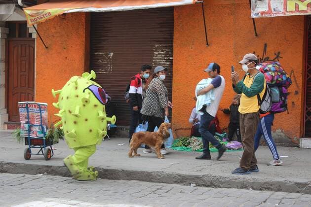 View of dolls of the police, representing coronavirus, in La Paz, Bolivia, 26 March 2020. One is phosphorescent yellow and the other purple, both have malicious smiles and, although they represent the fearsome coronavirus that has put the world in crisis, their mission is to help the Bolivian Police on the streets by raising awareness about the care that must be taken to avoid the virus. COVID-19 dolls, the original idea of the Bolivian Police !ACHTUNG: NUR REDAKTIONELLE NUTZUNG!  Copyright: xLuisxÁngelxReglerox AME8120 20200326-637208506858786457