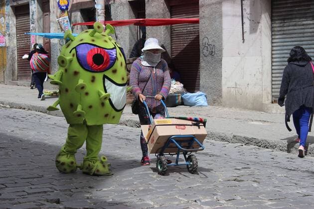View of dolls of the police, representing coronavirus, in La Paz, Bolivia, 26 March 2020. One is phosphorescent yellow and the other purple, both have malicious smiles and, although they represent the fearsome coronavirus that has put the world in crisis, their mission is to help the Bolivian Police on the streets by raising awareness about the care that must be taken to avoid the virus. COVID-19 dolls, the original idea of the Bolivian Police !ACHTUNG: NUR REDAKTIONELLE NUTZUNG!  Copyright: xLuisxÁngelxReglerox AME8125 20200326-637208507480503309