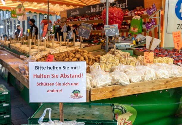 Stuttgart, 26 03 2020 Weekly market in Stuttgart The market feeders ask for some distance and the customers respect it Despite the crisis, the stands are well attended DEU, Germany, Baden Württemberg