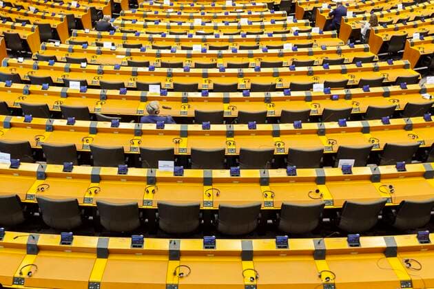 News Bilder des Tages The European Parliament is meeting today in Brussels to legislate on the various European measures to be taken in the fight against the Coronavirus. This parliamentary session took on a particular color, knowing that the vast majority of parliamentarians were not present in the hemicycle since often in confinement in their own country and therefore followed the debates by videoconference.  NicolasxLandemardx xLexPictorium LePictorium_0226532