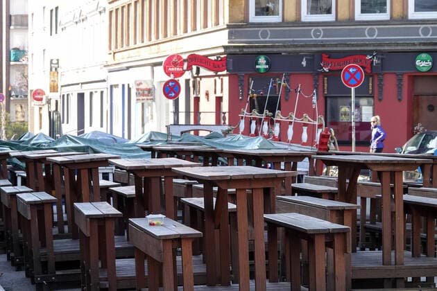 Contact ban Impressions of the Hamburg Kiez 26 03 2020, DEU, Deutschland, Hamburg Empty tables and benches are at Hans Albers Platz on St Pauli Due to the corona crisis, all pubs, restaurants, brothels and event locations in the Hamburg Kiez are closed Hamburg Hamburg Deutschland