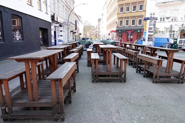 Contact ban Impressions of the Hamburg Kiez 26 03 2020, DEU, Deutschland, Hamburg Empty tables and benches are at Hans Albers Platz on St Pauli Due to the corona crisis, all pubs, restaurants, brothels and event locations in the Hamburg Kiez are closed Hamburg Hamburg Deutschland