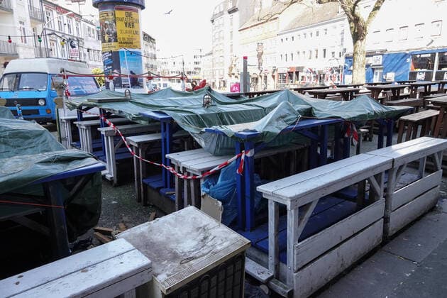 Contact ban Impressions of the Hamburg Kiez 26 03 2020, DEU, Deutschland, Hamburg Empty, tables and benches covered with tarpaulins are at Hans Albers Platz on St Pauli All pubs, restaurants, brothels and event locations in the Hamburg Kiez are closed due to the corona crisis Hamburg Hamburg Deutschland