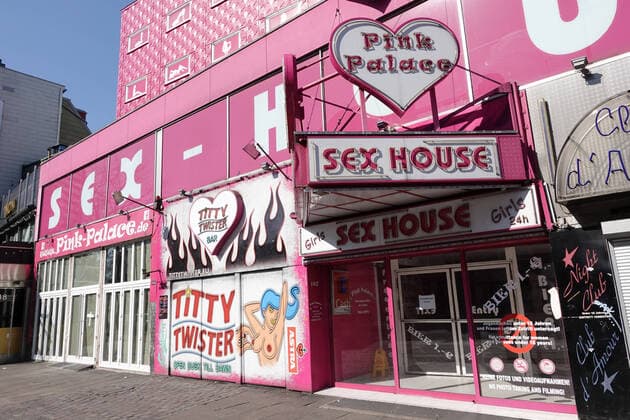 No contact Impressions of the Hamburg neighbourhood 26 03 2020, DEU, Germany, Hamburg The closed running house Pink Palace Sex House on the Reeperbahn on St Pauli All pubs, restaurants, brothels and event locations in the Hamburg neighbourhood on St Pauli are closed due to the corona crisis Hamburg Hamburg Deutschland