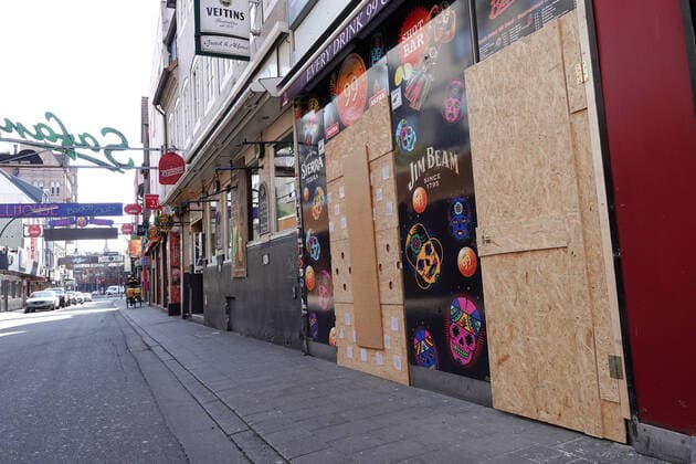 Contact ban Impressions of the Hamburg neighbourhood 26 03 2020, DEU, Germany, Hamburg A restaurant in the Große Freiheit on St Pauli is barricaded with chipboard All pubs, restaurants, brothels and event locations in the Hamburg neighbourhood on St Pauli are closed due to the corona crisis Hamburg Hamburg Deutschland