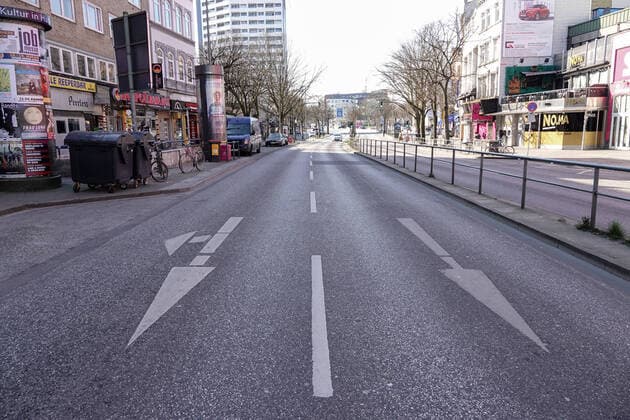 No contact Impressions of Hamburgs Kiez 26 03 2020, DEU, Deutschland, Hamburg Only little traffic can be seen on the Reeperbahn on St Pauli Due to the corona crisis, all pubs, restaurants, brothels and event locations in Hamburgs Kiez on St Pauli are closed Hamburg Hamburg Deutschland