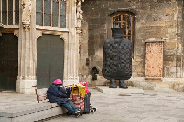 Coronavirus Sars CoV 2 COVID 19 deserted Vienna quarantined Vienna, Innere Stadt, 1 Bezirk, 26 03 2020 Stephansdom Stephansplatz, Singertor, Erwin Wurm Lenten cloth, sculpture Big Mutter hot water bottle on feet homeless Vienna Austria AVN101002383168