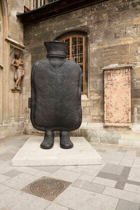 Coronavirus Sars CoV 2 COVID 19 deserted Vienna under quarantine Vienna, Innere Stadt, 1 Bezirk, 26 03 2020 Stephansdom Stephansplatz, Singertor, Erwin Wurm Lententuch, sculpture Big Mutter hot water bottle on feet Christ on the cross Vienna Austria AVN101002383174