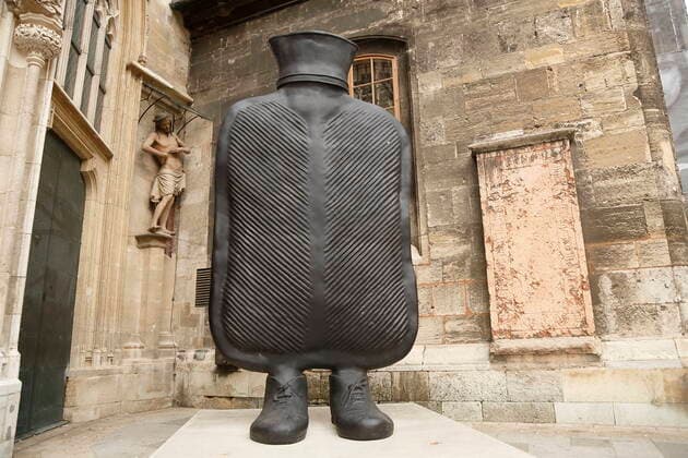 Coronavirus Sars CoV 2 COVID 19 deserted Vienna under quarantine Vienna, Innere Stadt, 1 Bezirk, 26 03 2020 Stephansdom Stephansplatz, Singertor, Erwin Wurm Lententuch, sculpture Big Mutter hot water bottle on feet Christ on the cross Vienna Austria AVN101002383176
