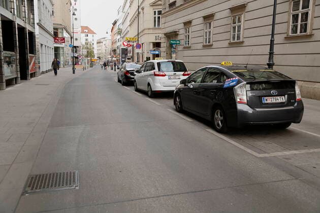 Coronavirus Sars CoV 2 COVID 19 deserted Vienna quarantined Vienna, Innere Stadt, 1 Bezirk, 26 03 2020 taxi unemployed Rotensturmstrasse Wien Austria AVN101002383189